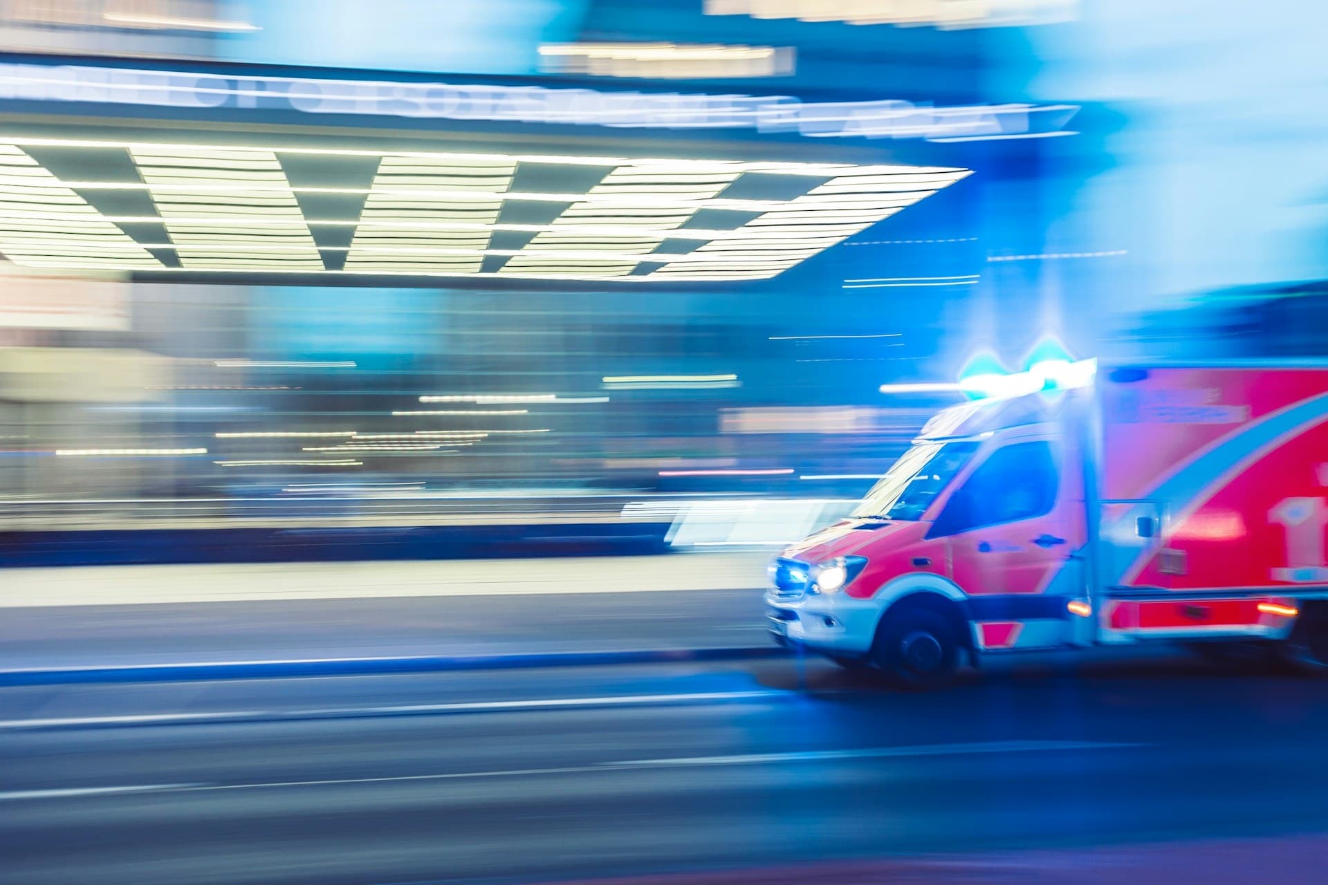 Ambulancia en movimiento con las luces de emergencia encendidas